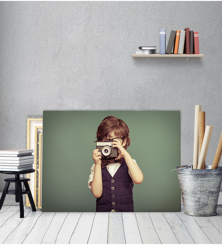 Πίνακας Καμβάς Παιδί με παλιά φωτογραφική μηχανή vintage